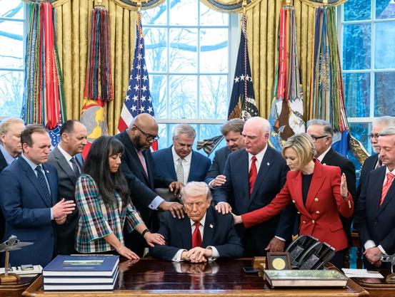 Deze christenen willen overal ter wereld de democratie omverwerpen. Dankzij Donald Trump lukt het ze