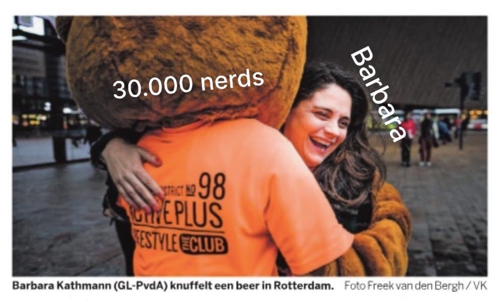 beer knuffelt met barbara, op de beer staat 30000 nerds geschreven