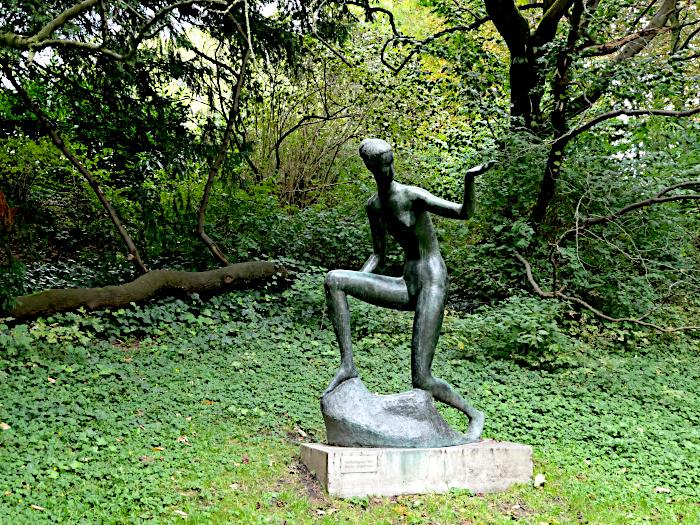 Foto van bronzen beeld van vrouwenfiguur in park