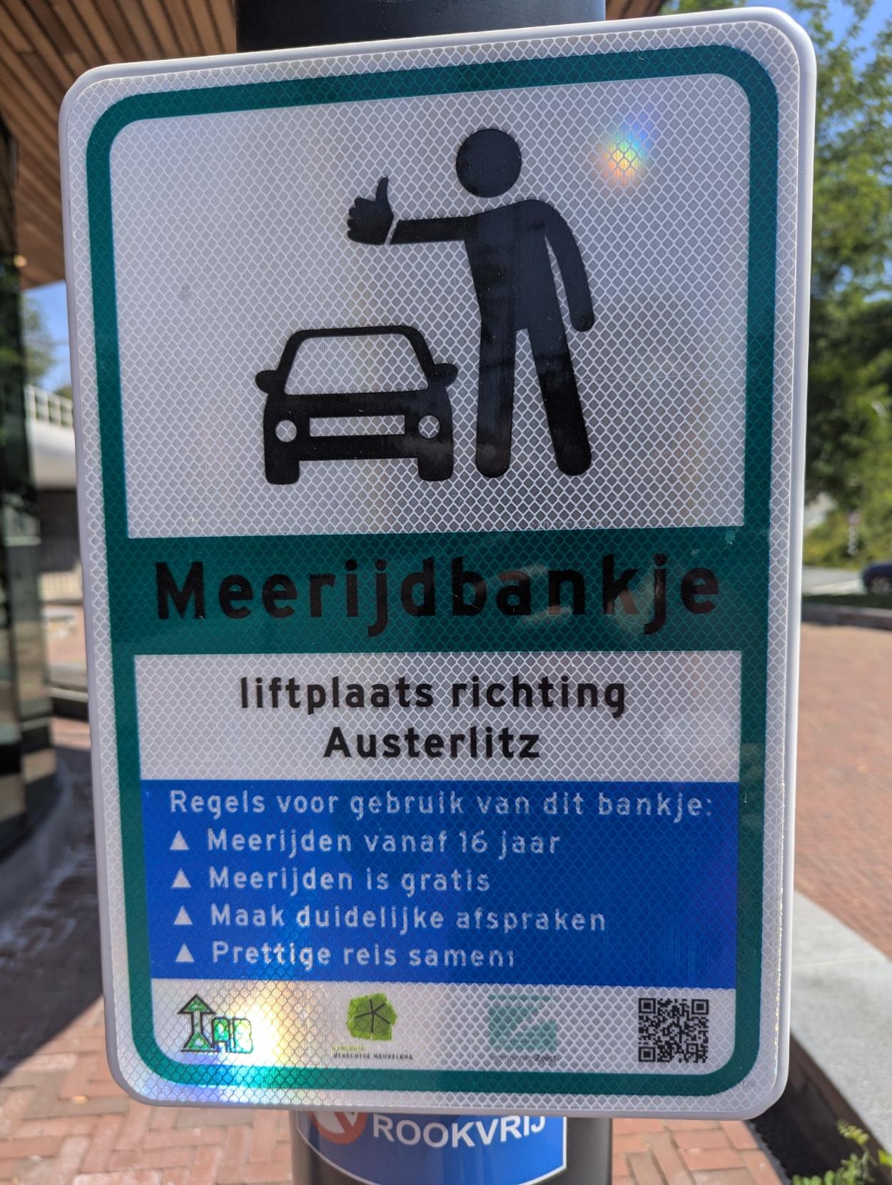 Een bordje op een station met regels voor liften. Op de onderste regel schreven ze een 1 in plaats  van een uitroepteken.