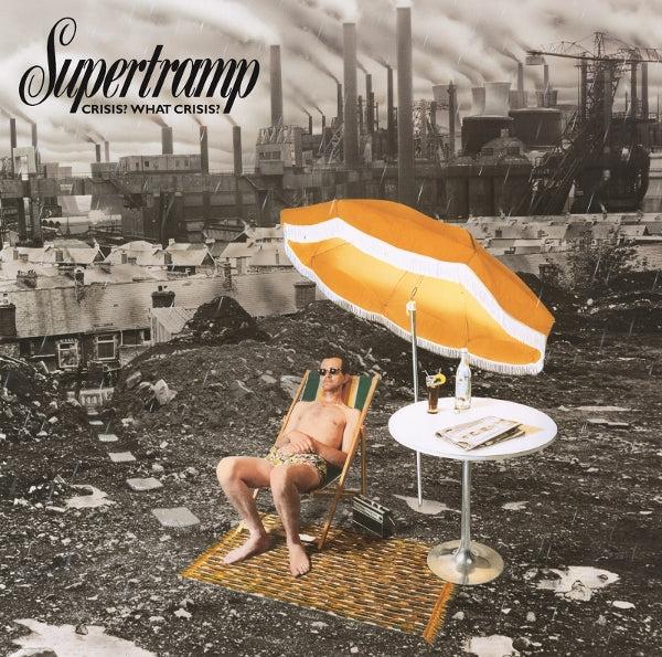 LP hoes van Supertramp: crisis, what crisis. Een man zit onder een parasol in zwembroek. De omgeving is vervuild met rook en as van fabrieksschoorstenen.