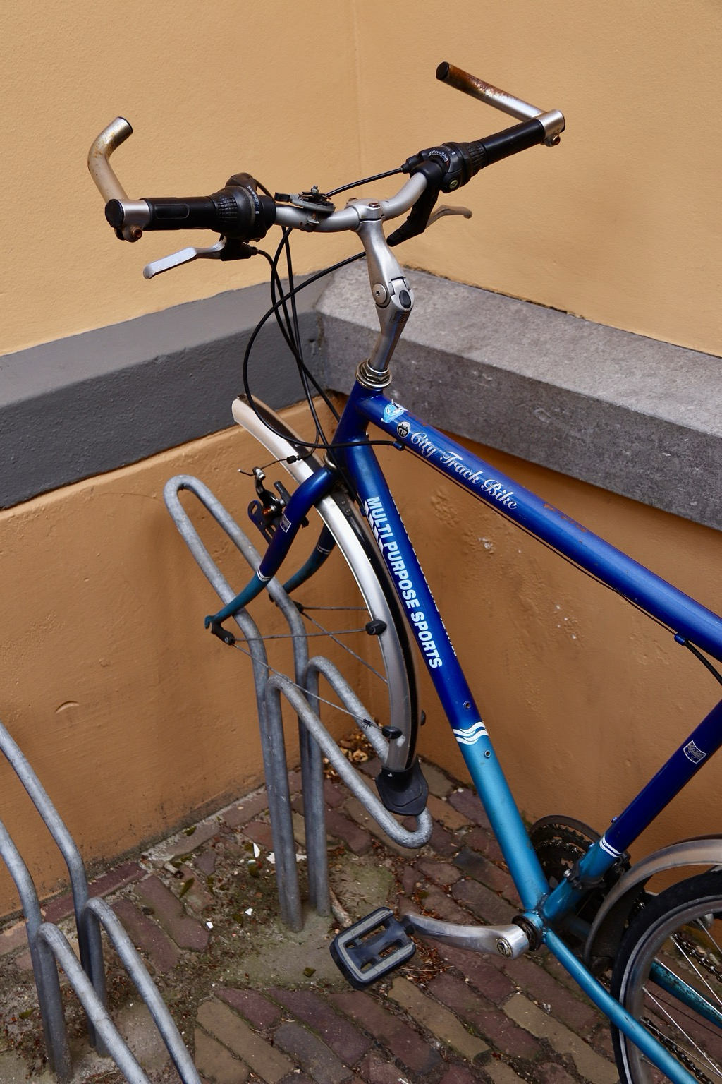 Fiets zonder voorwiel in fietsenstalling