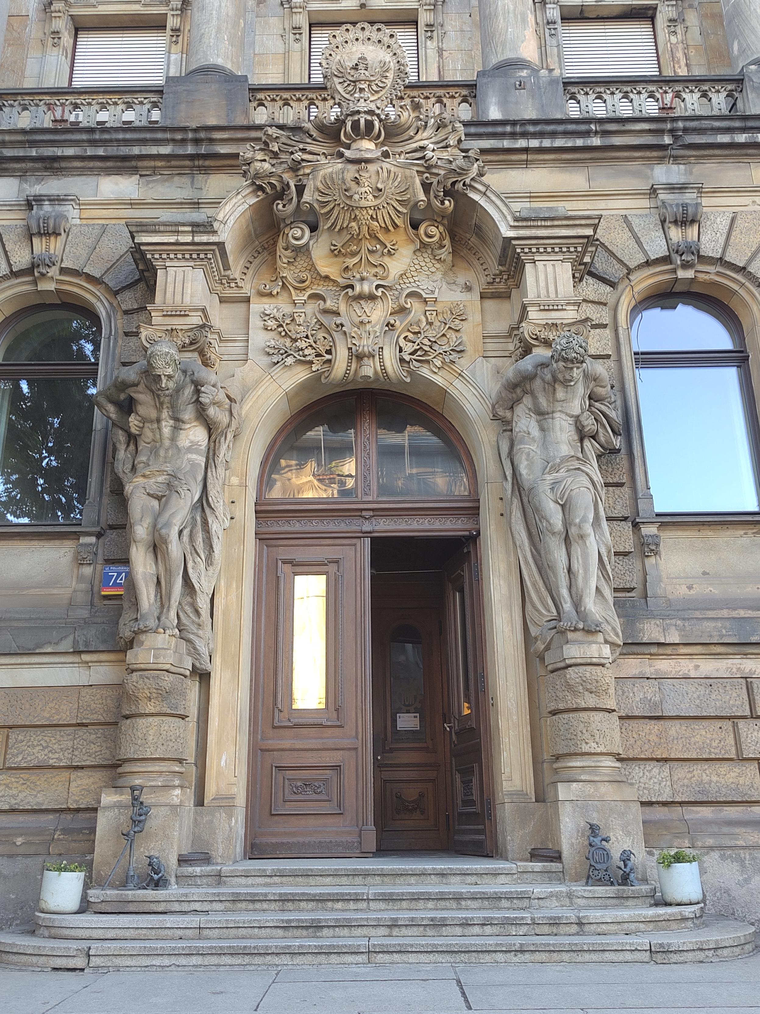 Neobarokke gevel van de Naczelna Organizacja Techniczna, Wrocław, Polen ¦ Neo baroque facade of Naczelna Organizacja Techniczna, Wrozlaw, Poland