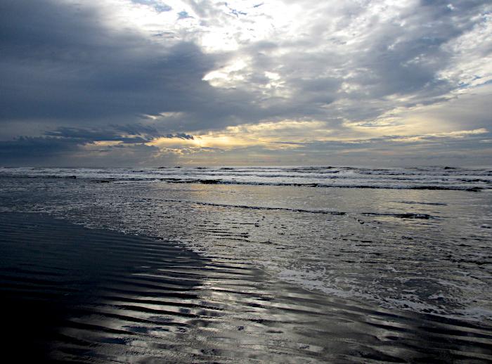 Foto van zee en wolken beschenen door opkomende zon